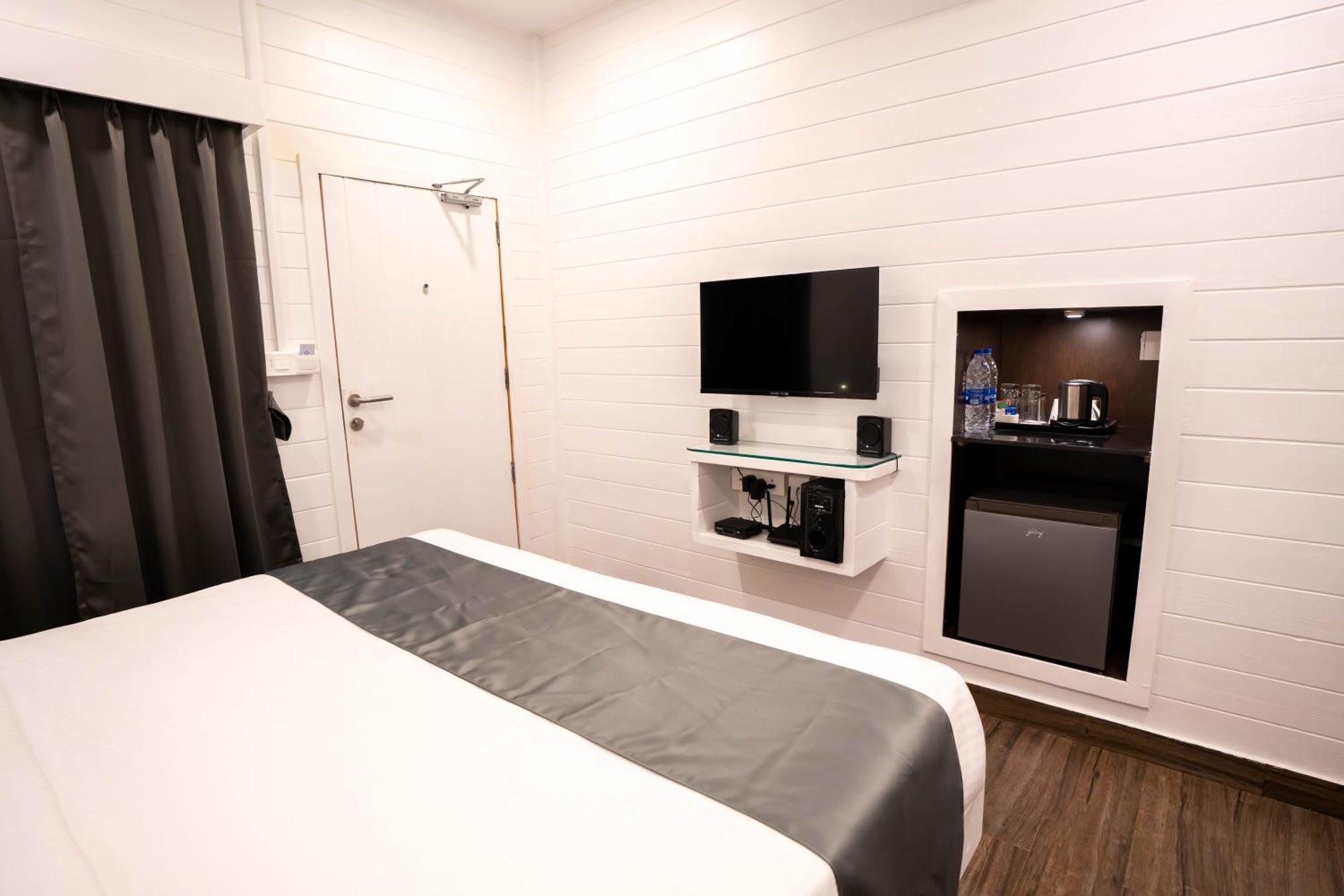 Sinq Party - No Male Stags Allowed 3* Candolim